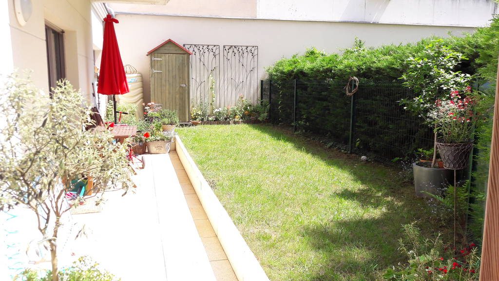 Jardin côté séjour et terrasse, photo de 2018