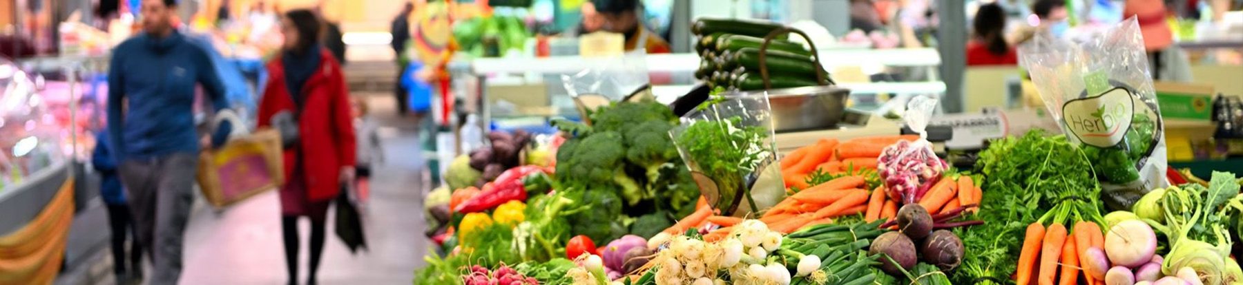 Produits frais et commerçants sur un marché de Viroflay