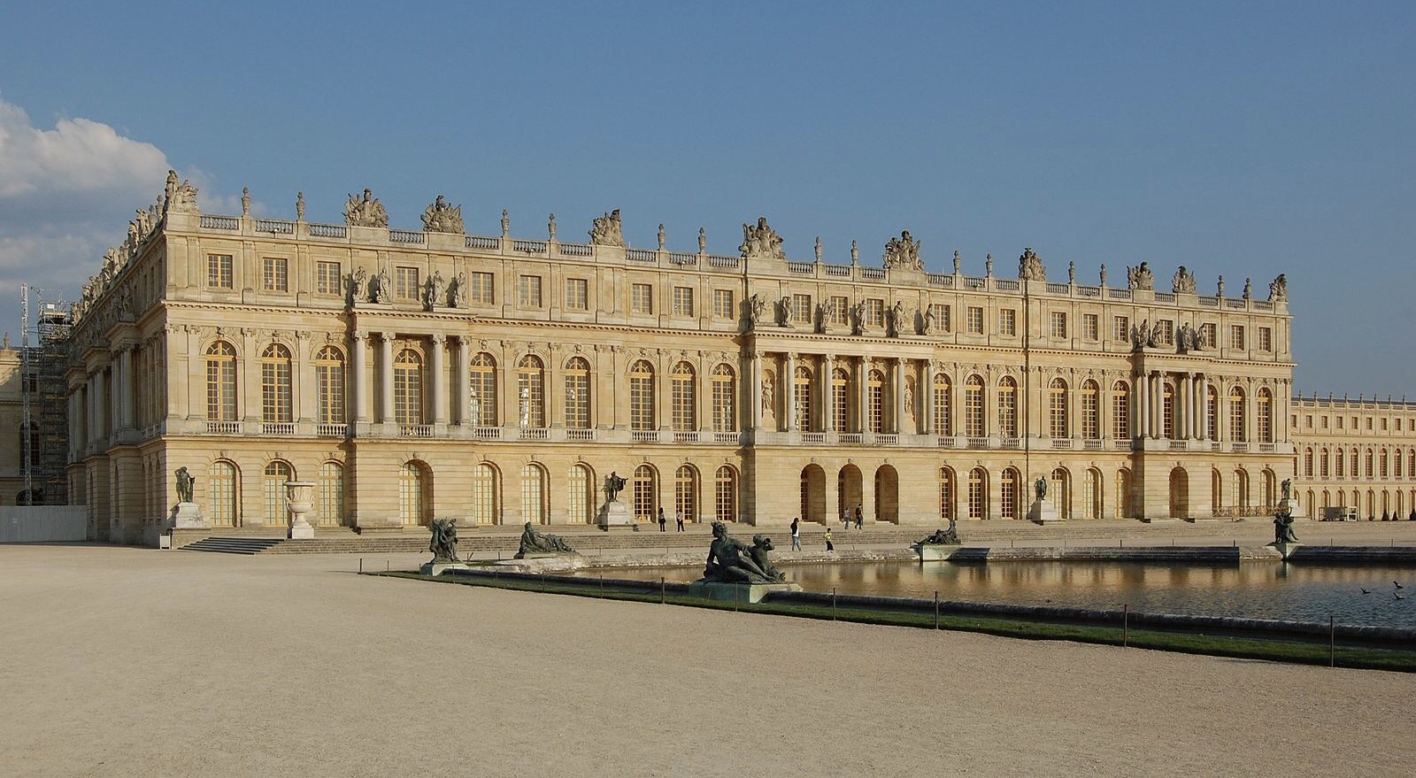 Le château de Versailles vu depuis les jardins