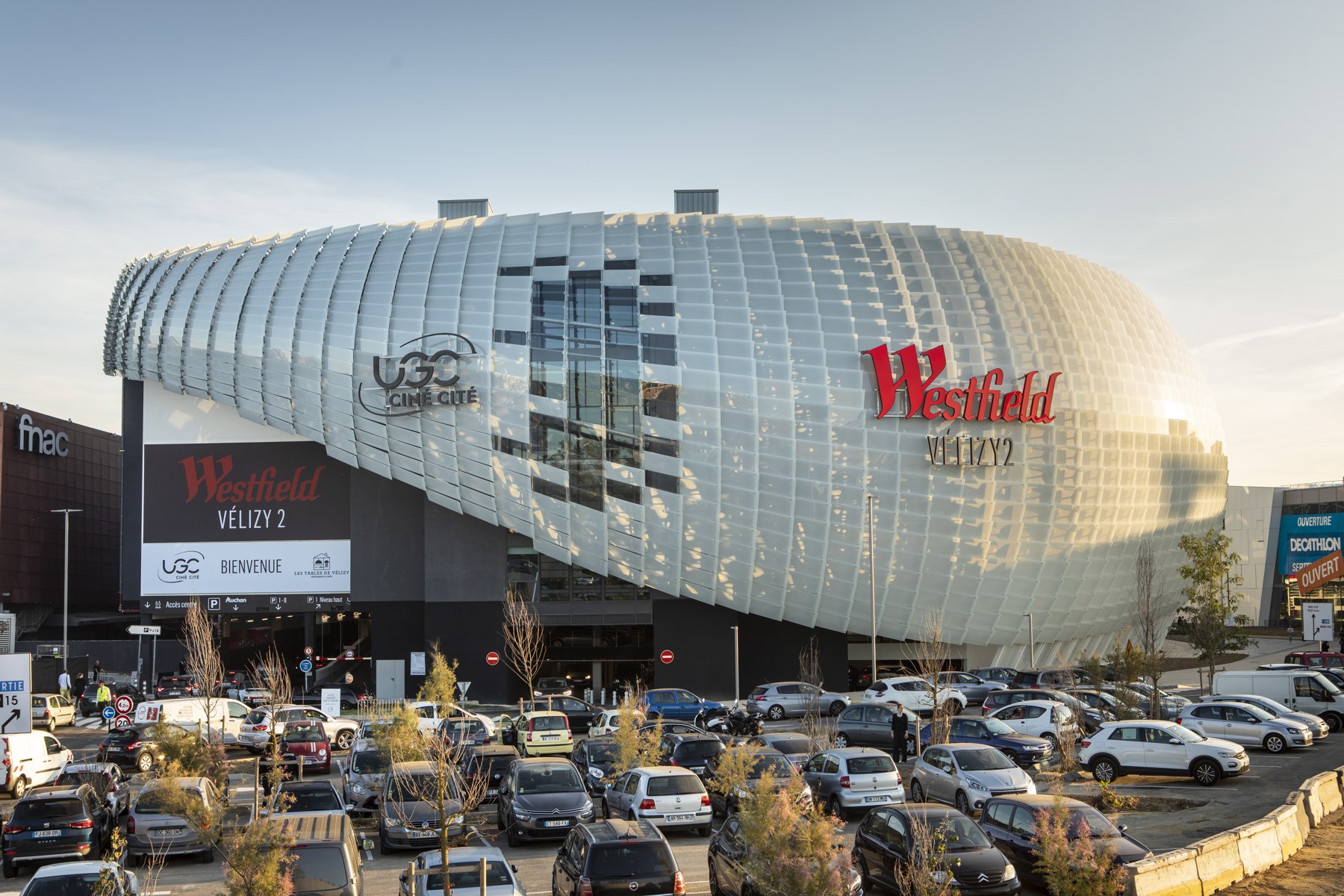Entrée vitrée de Westfield Vélizy 2 et cinéma UGC Ciné Cité